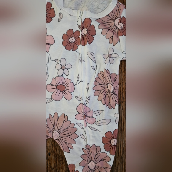 Infant Girl Romper with matching hair tie. Zipper closure.  Size 0-3 months - Picture 2 of 4